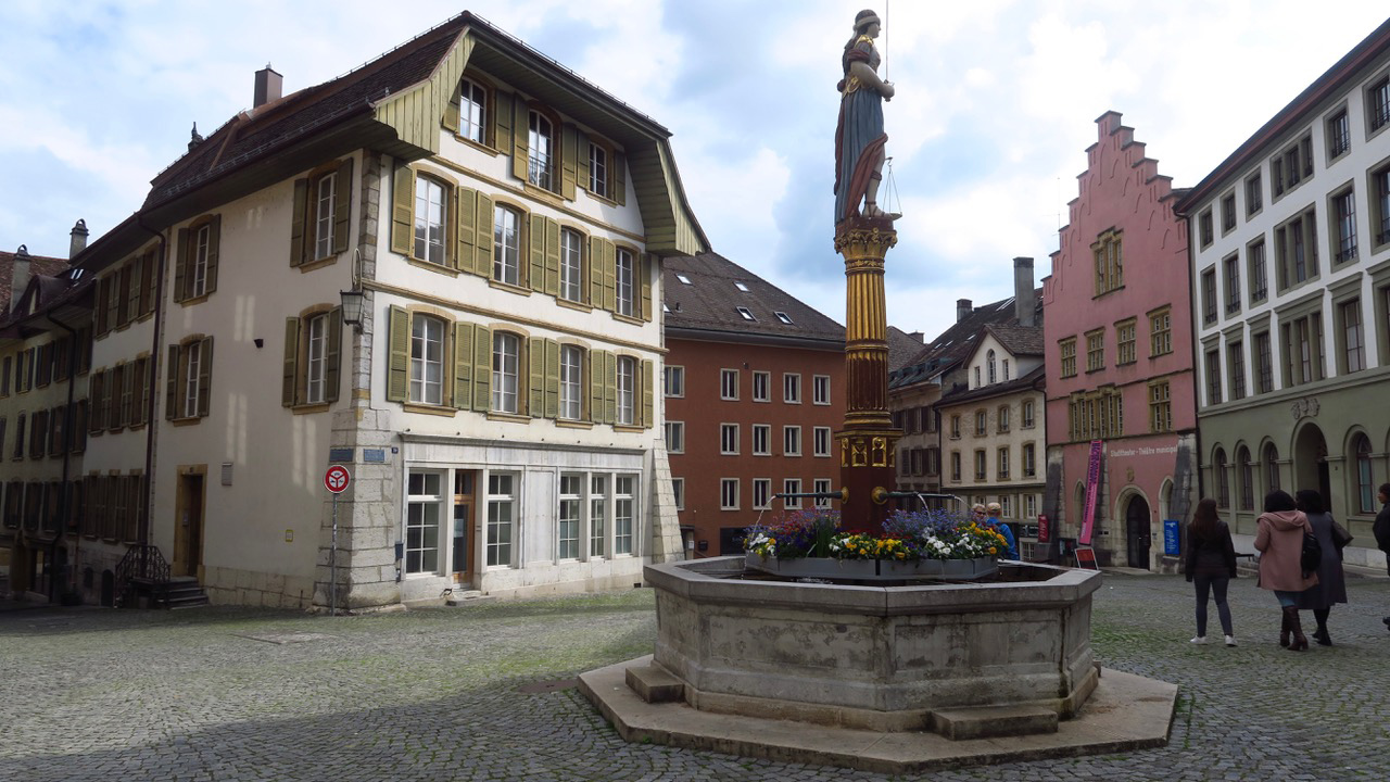Gerechtigkeitsbrunnen in der Bieler Altstadt