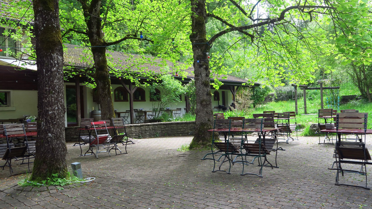 Wildromantischer Garten des Restaurants des Gorges