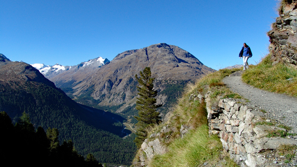 Praktische Apps und digitale Helfer sind auf Bergtouren besonders wichtig.