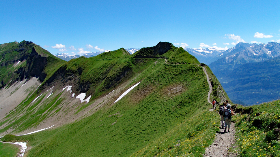 Auf anspruchsvollen Bergwanderungen, wie bei der Tour vom Brienzer Rothorn zum Brünigpass, ist die richtige Ausrüstung von grosser Bedeutung. Auf anspruchsvollen Bergwanderungen, wie bei der Tour vom Brienzer Rothorn zum Brünigpass, ist die richtige Ausrüstung von grosser Bedeutung.