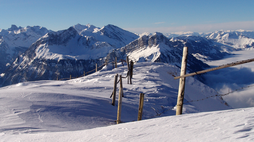 14/33 Winterlandschaft auf dem Fronalpstock mit Blick zu den Zentralschweizer Alpen.