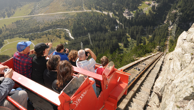 Die Gelmerbahn ist mit 106% Neigung die steilste Bahn in Europa.