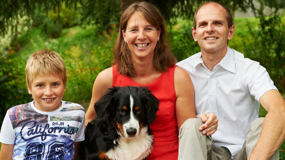 Familie Volkmar Falk und Kerstin Janssen mit Matti und dem Berner Sennenhund Louis