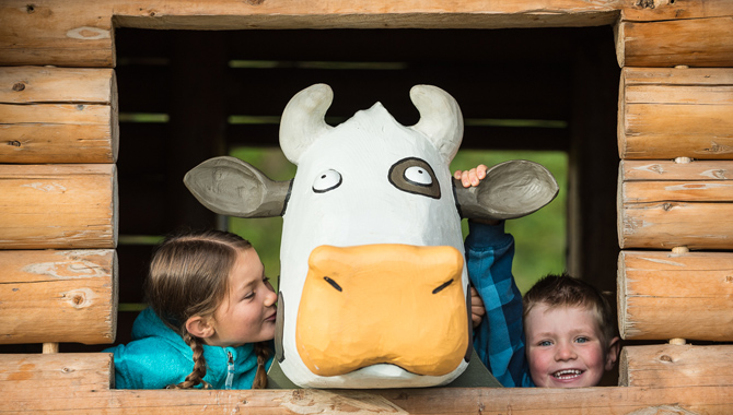 Die Kuh Lieselotte freut sich über Kinderbesuch