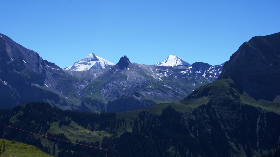 Rings um Adelboden türmen sich imposante Berge.