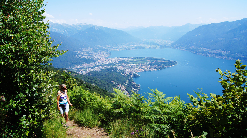 Wanderweg hoch über dem Lago Maggiore