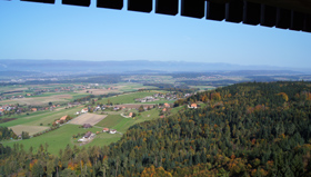Blick übers Mitteland vom Chutzenturm auf dem Frienisberg.