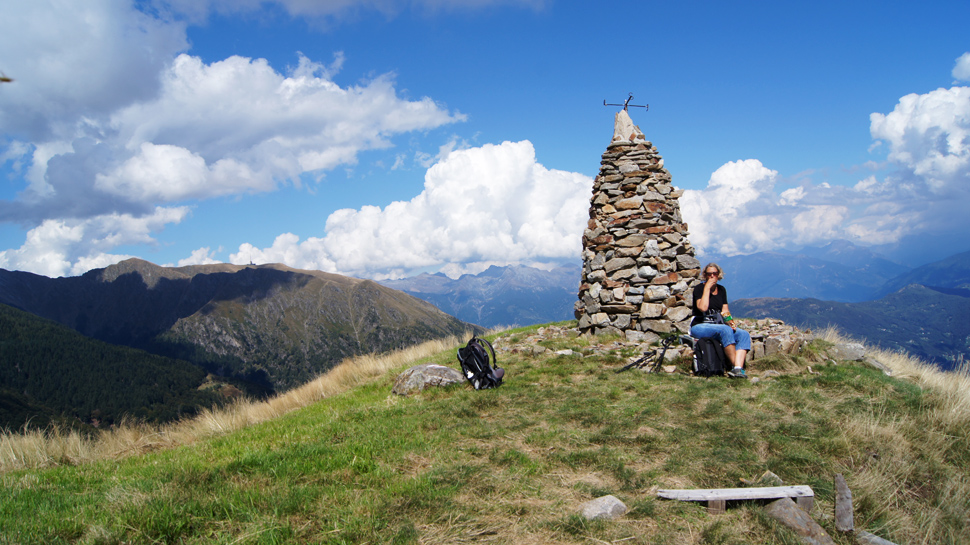 Die Gipfeltour zum Monte Ferraro startet und endet in Arosio
