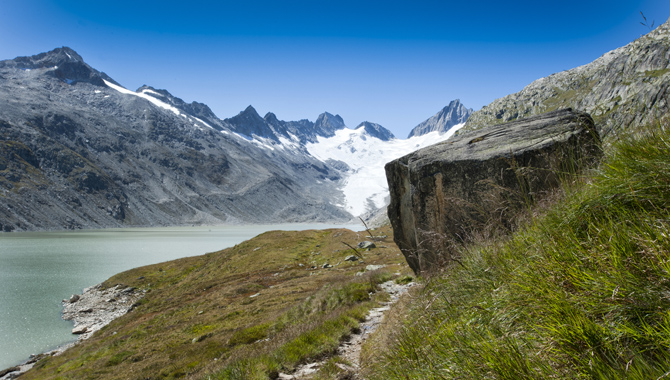 Bergwanderweg im Oberaar-Gebiet mit Blick auf den Oberaargletscher.