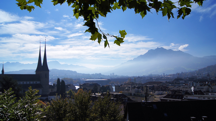 Schöner Blick auf die Stadt Luzern mit dem Pilatus im Hintergrund.
