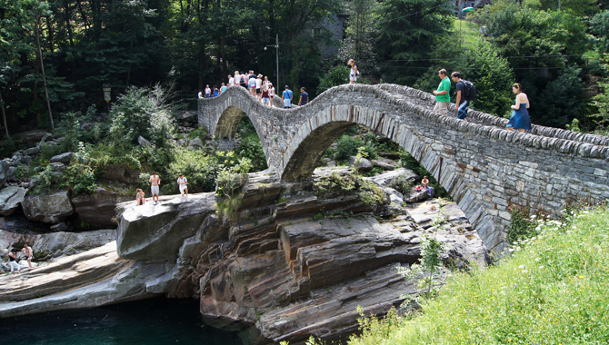 Die Ponte Romano bei Lavertezzo ist für viele Verzascatal-Besucher die Hauptattraktion.