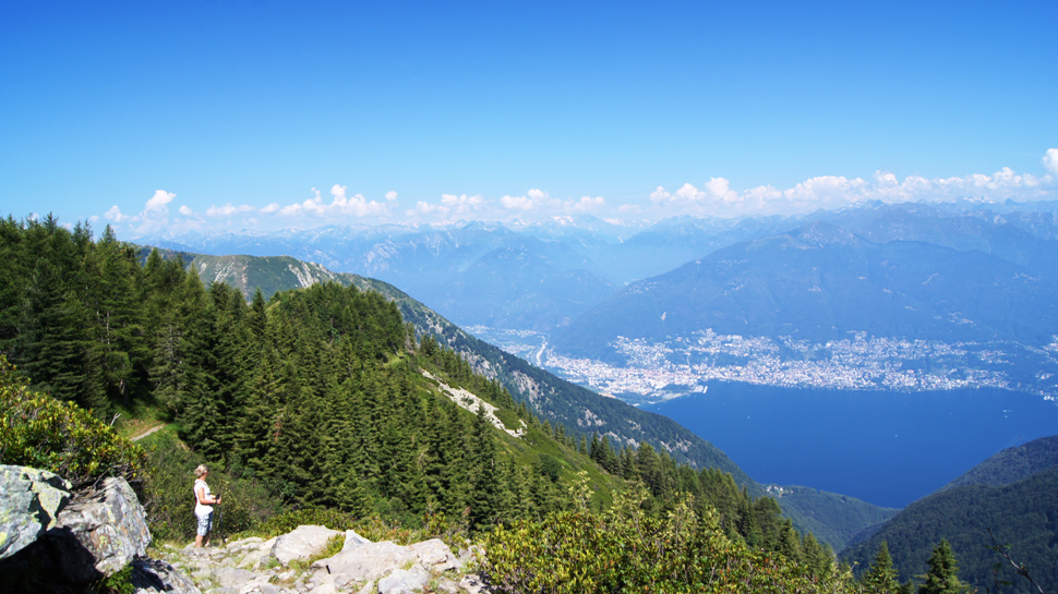 28/45 Aufstieg zum Monte Tamaro mit Ausblicken auf den Lago Maggiore.