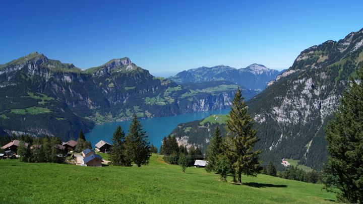 Der Weg der Schweiz führt vom Rütli dem Urnersee entlang bis nach Brunnen.