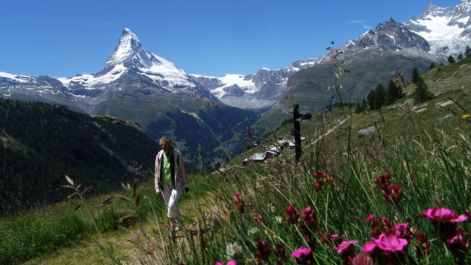 36/45 Grandios. Wandern mit Blick aufs Matterhorn.