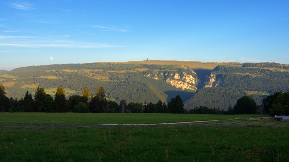 Blick vom Mont Crosin zum Chasseral und in die Combe Grède.