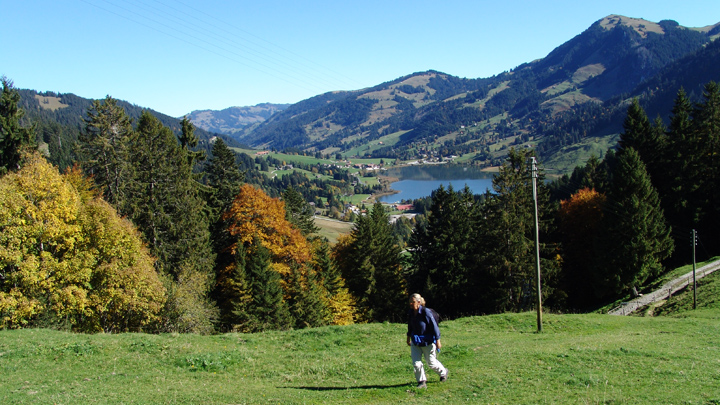 Der Schwarzsee liegt in den Freiburger Voralpen und ist ein beliebtes Wanderziel.