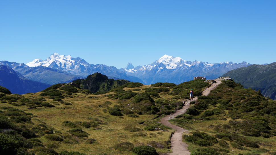 Bergwanderweg mit Blick auf die höchsten Berge der Schweiz - Matterhorn inklusive.