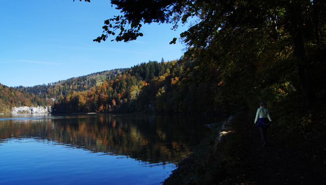 Fantastische Herbstlandschaft am Lac des Brenets im Neuenburger Jura.