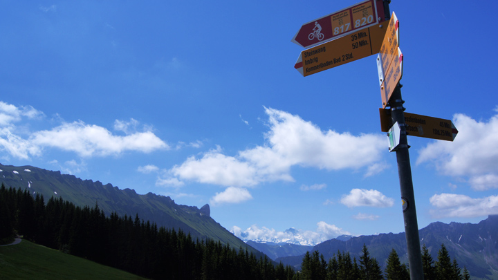 Offizielle Wander- und Mountainbike-Wegweiser in der Schweiz.