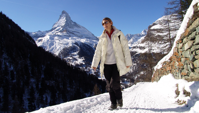 Winterwanderweg zwischen Findeln und Zermatt mit Blick aufs Matterhorn.
