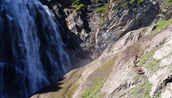 Bei den Engstligenfällen führt der Bergwanderweg ganz nahe zum Wasserfall.