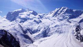 Ausblick vom Gornergrat zur Monte Rosa mit der Dufourspitze (4634 m), Liskamm (4527 m) und Gornergletscher.