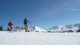 Unterwegs mit Schneeschuhen von Lauenen hinauf zur Wispile (© Gstaad Saanenland Tourismus).