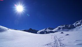 Eine sehr schöne Schneeschuhwanderung führt vom Maschgenkamm zur Spitzmeilenhütte.