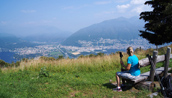 Der Wanderweg führt hoch über dem Lago Maggiore hinauf zur Alpe Cedullo.
