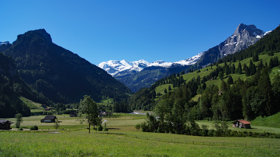 Wanderungen im Kiental bieten grandiose Ausblicke aufs Blüemlisalp-Massiv