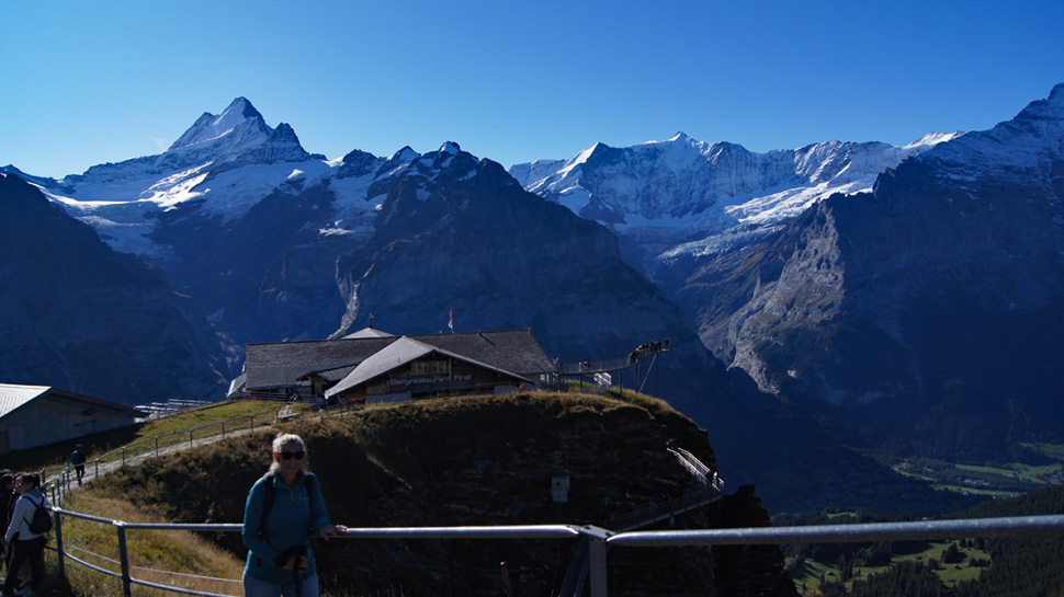 Wanderungen rund um Grindelwald bieten grandiose Ausblicke auf schneebedeckte Gipfel Wanderungen rund um Grindelwald bieten grandiose Ausblicke auf schneebedeckte Gipfel