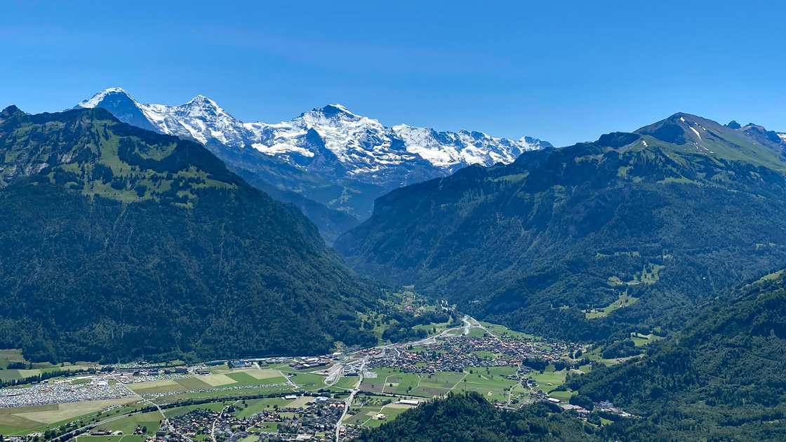 Wanderungen rund um Interlaken mit Ausblicken auf Eiger, Mönch und Jungfrau Wanderungen rund um Interlaken mit Ausblicken auf Eiger, Mönch und Jungfrau