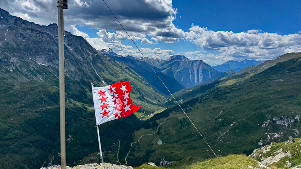Die Bergwanderung führt von Fäld hinauf zur Mittlenberghütte, von wo man einen herrlichen Blick ins Binntal hat.