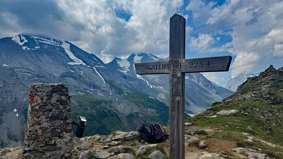 Die relativ kurze Gipfelwanderung startet bei der Seilbahnstation Sunnbüel und führt aufs 2284 m hohe Gällihorn.