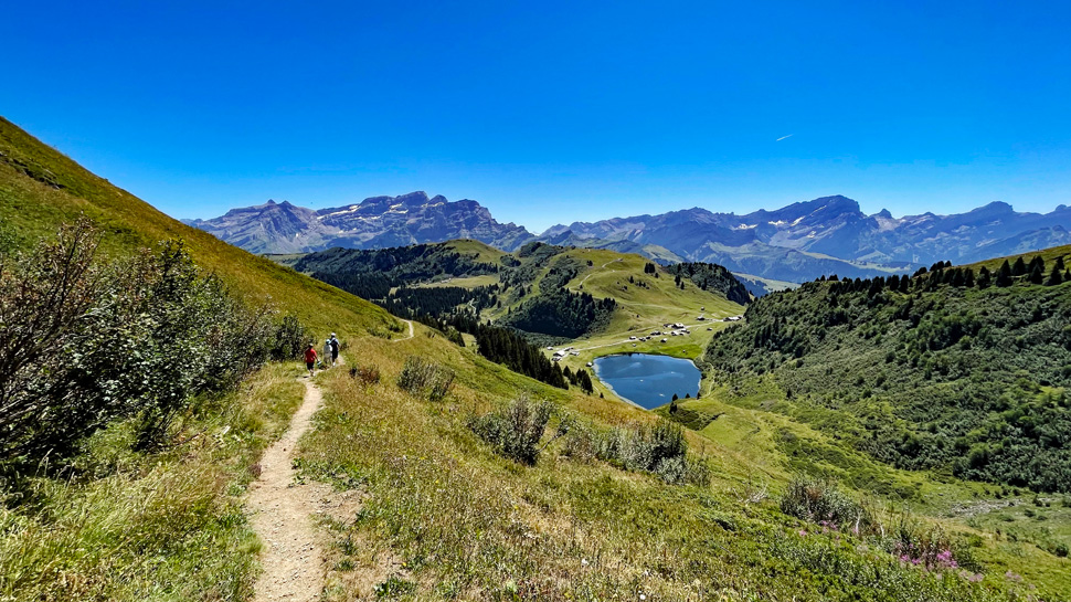 Die knackige Gipfelwanderung führt vom Col de Bretaye auf den Chamossaire und bietet grandiose Ausblicke.