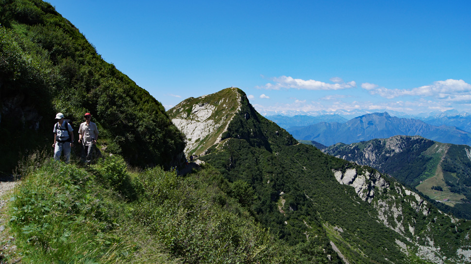 Die Höhenwanderung vom Monte Tamaro zum Monte Lema bietet viele grandiose Ausblicke.