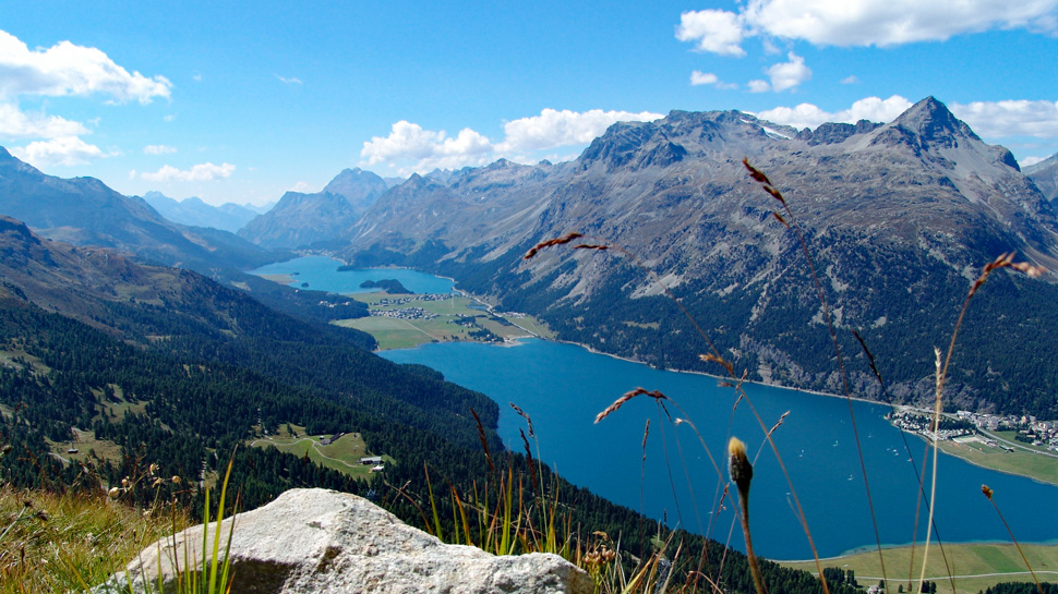Die Panoramawanderung von Murtèl nach Surlej verzaubert mit wundervollen Ausblicken auf den Silsersee und auf den Silvaplanersee.