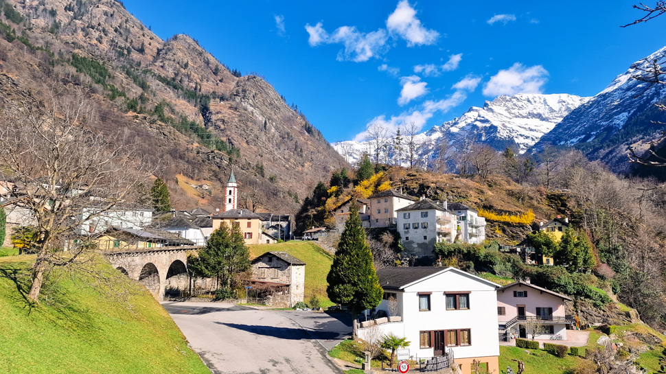 Die Wanderung führt von Mesocco durch das malerische Valle Mesolcina.