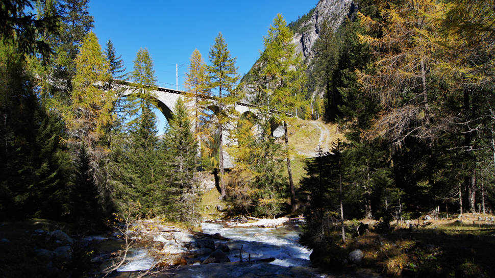 Die Wanderung auf dem Bahnerlebnisweg Albula bietet tolle Einblicke in die spektakuläre Streckenführung der Albulalinie der Rhätischen Bahn.