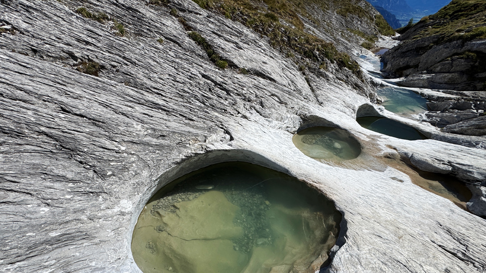 Wanderung zu den Gletschermühlen bei der Alp Mora