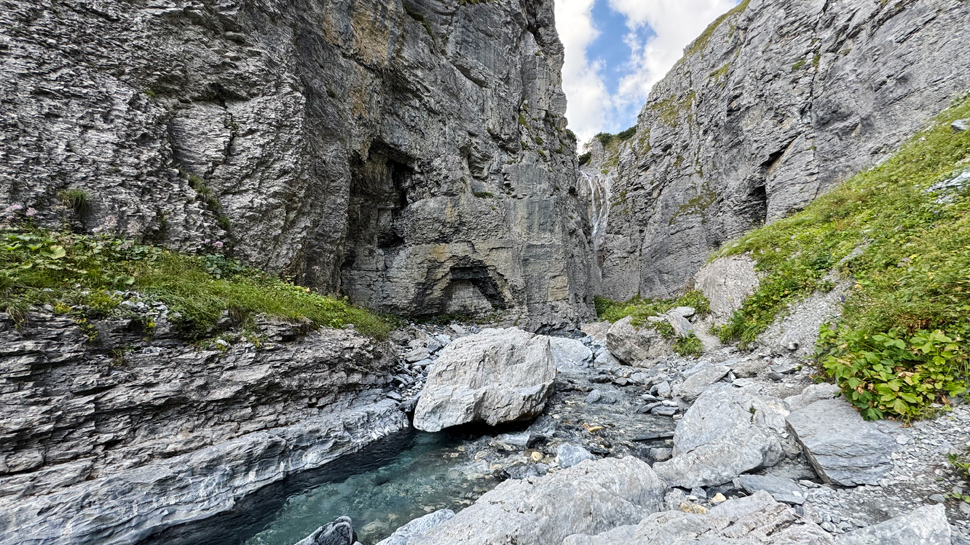 Wanderung von Bargis zur Wasserfall-Kathedrale Trin