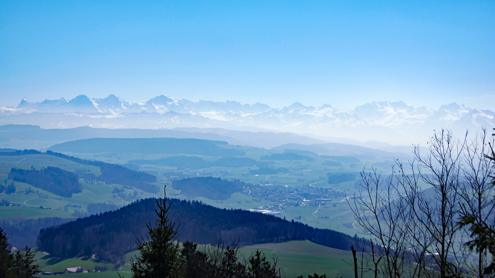 Die Wanderung führt von Bolligen über den Bantiger und bietet schöne Ausblicke auf die Berner Alpen.