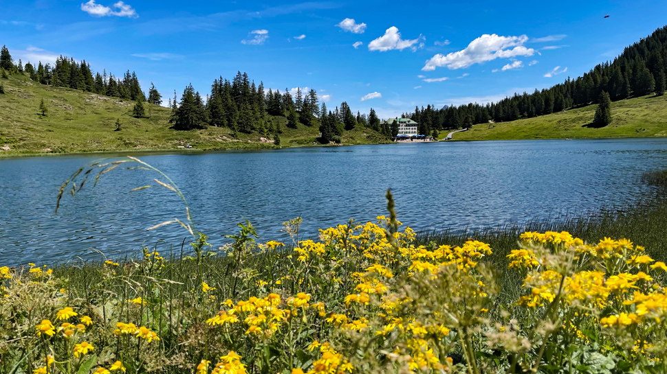 Die Rundwanderung startet beim Chrüz und führt zur Seebenalp, wo der Grosssee umrundet wird.
