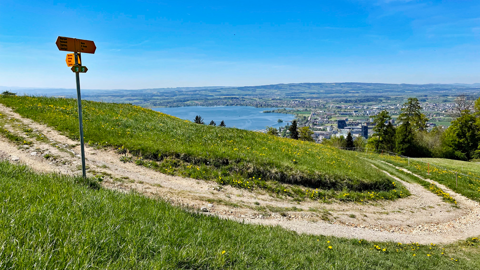 Die Wanderung führt von Menzingen nach Zug und bietet im zweiten Teil schöne Ausblicke auf den Zugersee.
