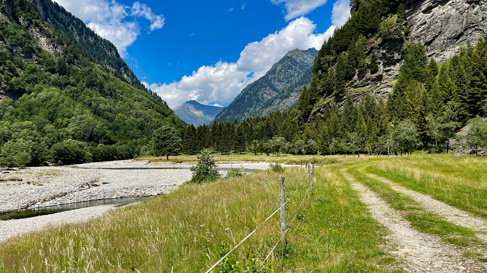 Die Wanderung führt durchs malerische Val Calanca von Rossa nach Arvigo.