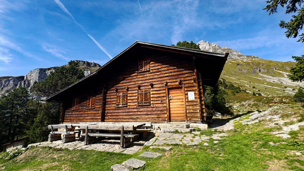 Die Wanderung führt über den historischen Schärpfenweg hinauf zur Hohgant-Hütte auf 1804 m.