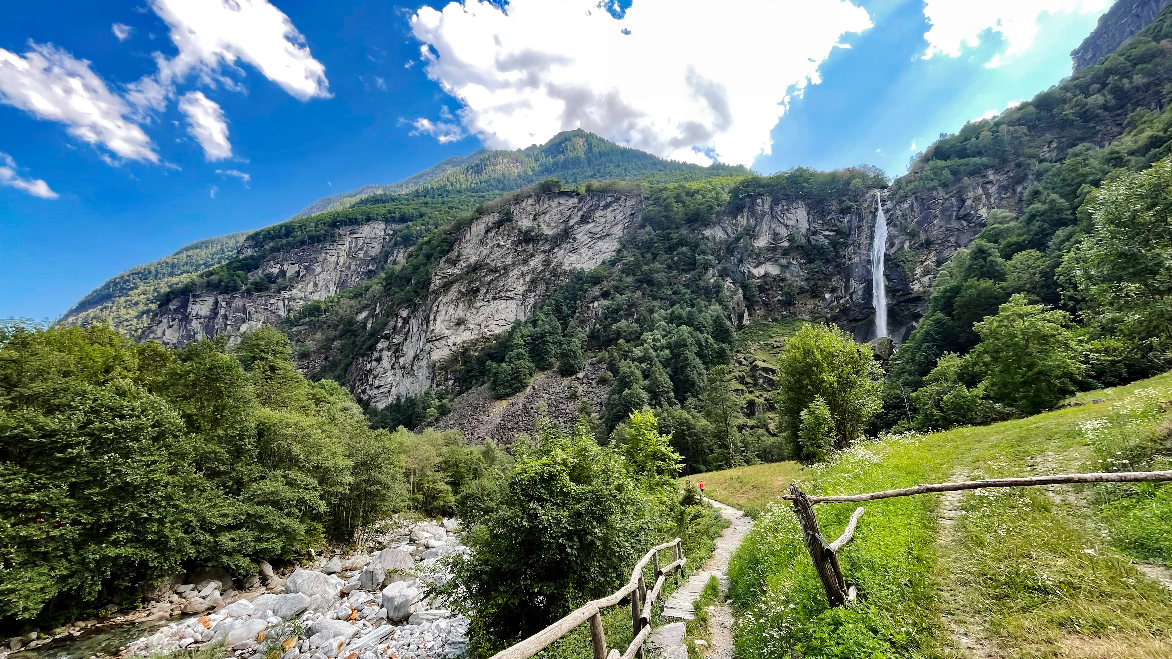 Die wunderschöne Wanderung führt von S. Carlo durchs Val Bavona bis zum Wasserfall bei Foroglio.