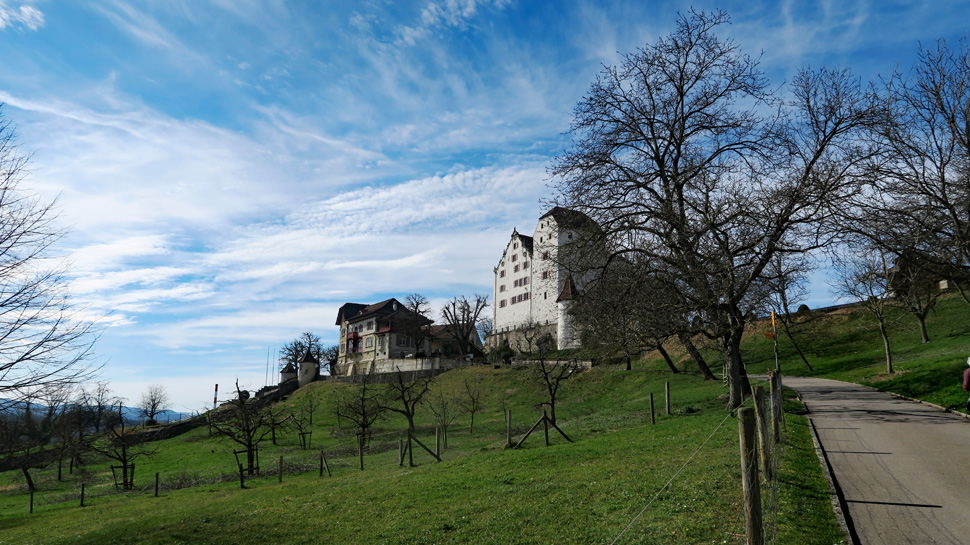 Die Route der Chestenberg Rundwanderung führt am Schloss Wildegg vorbei.