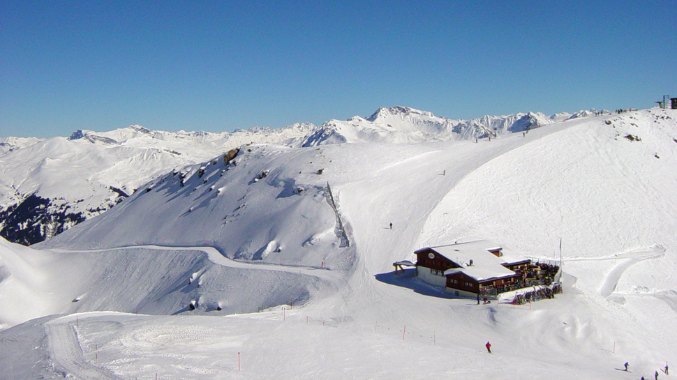 Die Winterwanderung führt vom Weisshorn hinunter zur Sattelhütte und weiter bis nach Arosa.
