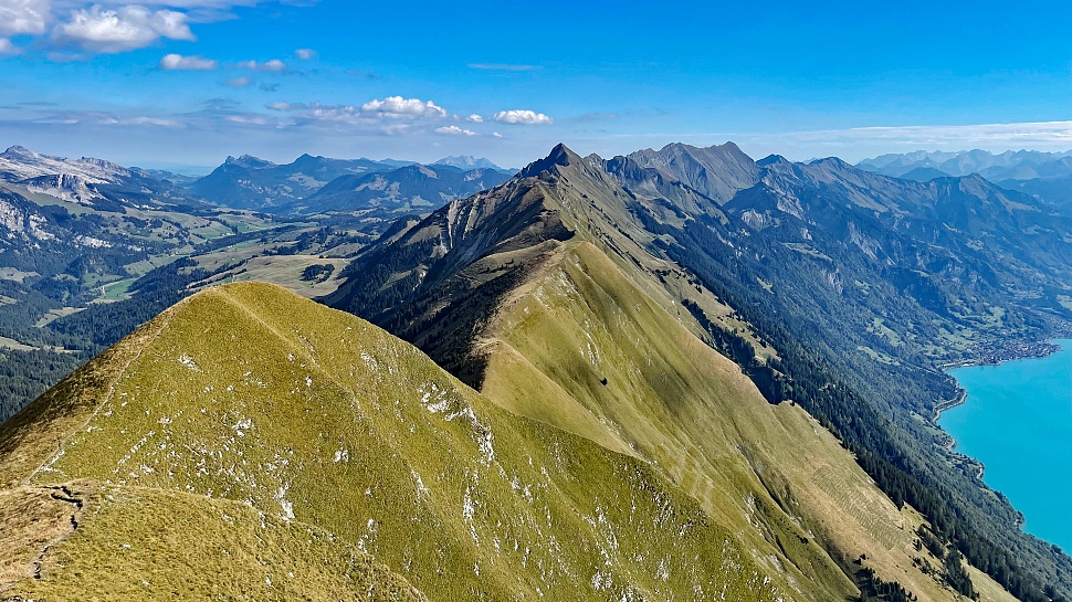 Auf dem Gipfel des Augstmatthorns wird man mit einem fantastischen Panorama belohnt.